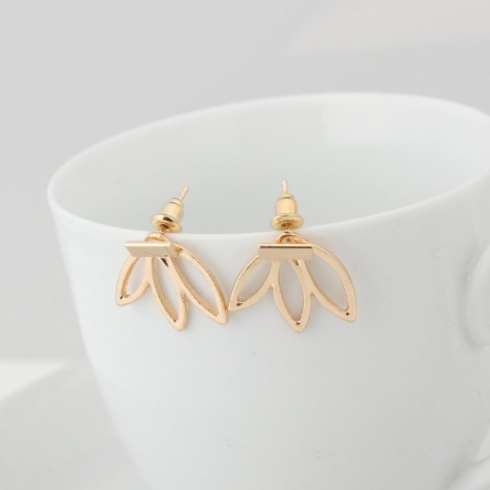 Simple Gold Or Silver Lotus Stud Earring - Picture 2 of 4